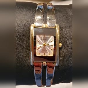 Jaclyn‎ Smith Womans Silver Tone Dial Gold Tone Case Stretch Band Watch 6.5 Inch